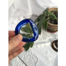 Kék sörösüveg hajdísz